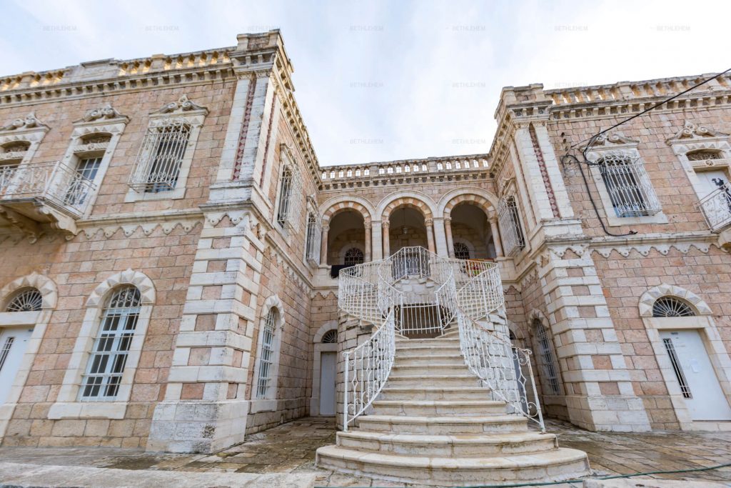وفد من وزارة الصحة يزور كلية التمريض في جامعة بيت لحم ويلتقي مع هيئتها التدريسية