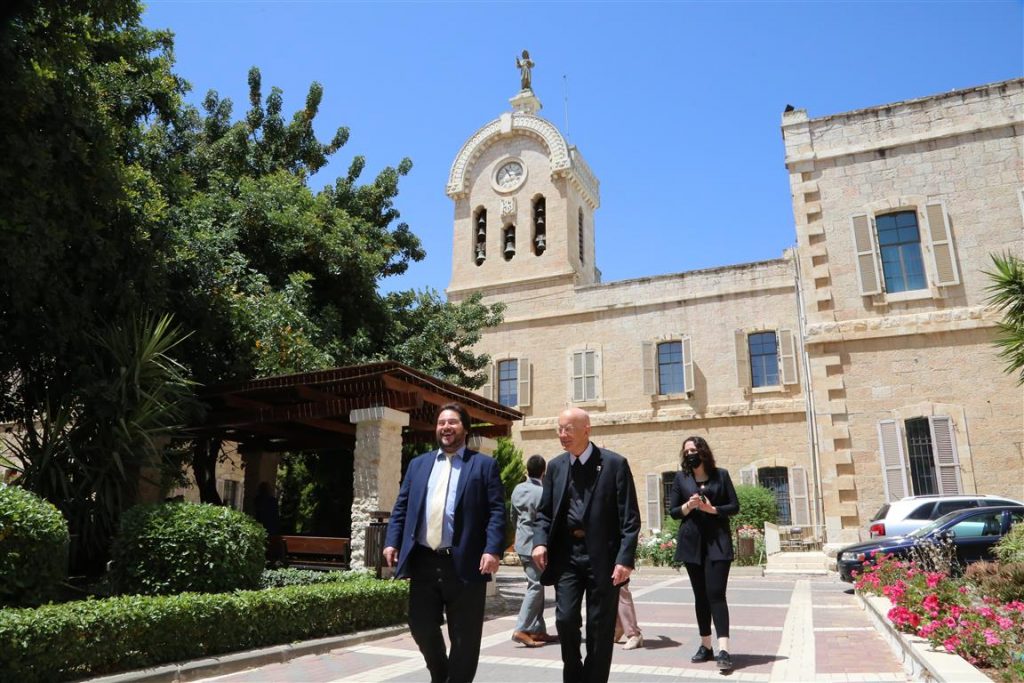 سفير التشيلي لدى فلسطين يَطّلع على آخر المشاريع التنموية في الجامعة
