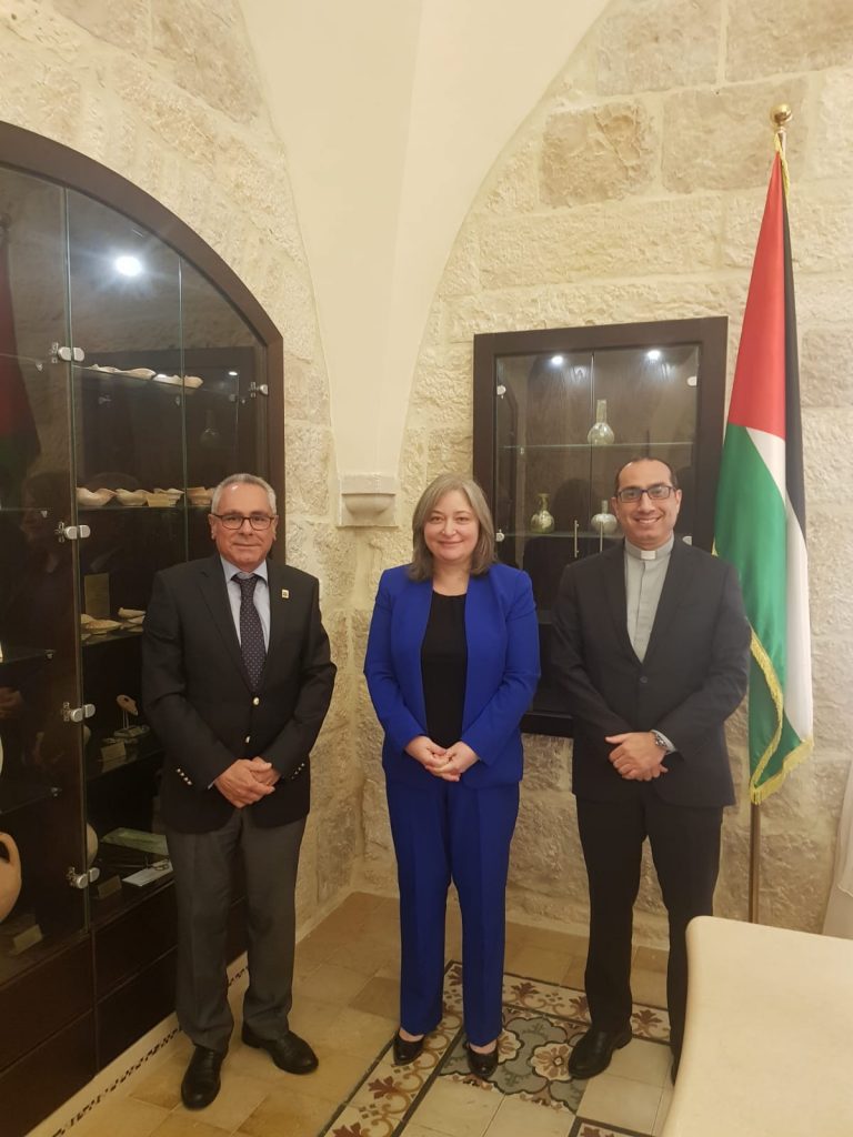 زيارة لبحث تعميق التعاون مع وزارة السياحة والآثار