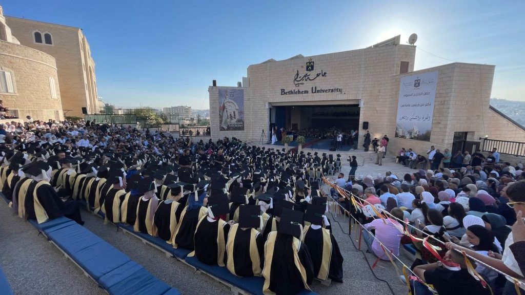 جامعة بيت لحم تحتفل بتخريج الفوج السادس والأربعين من طلبتها