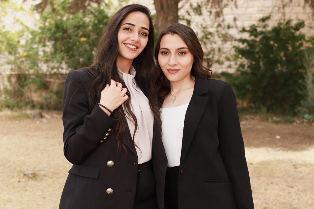 طالبتان من  جامعة بيت لحم تحصدان بالمركز الأول لجائزة المهندس زهير حجاوي للبحث العلمي