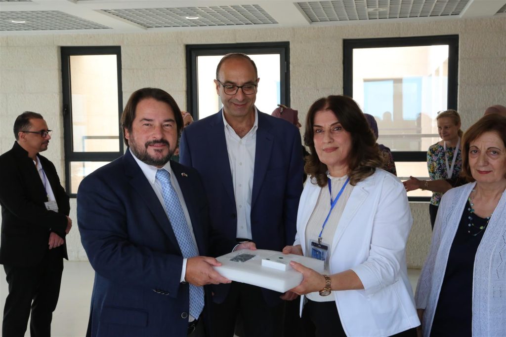 Chilean Ambassador delivers donated equipment