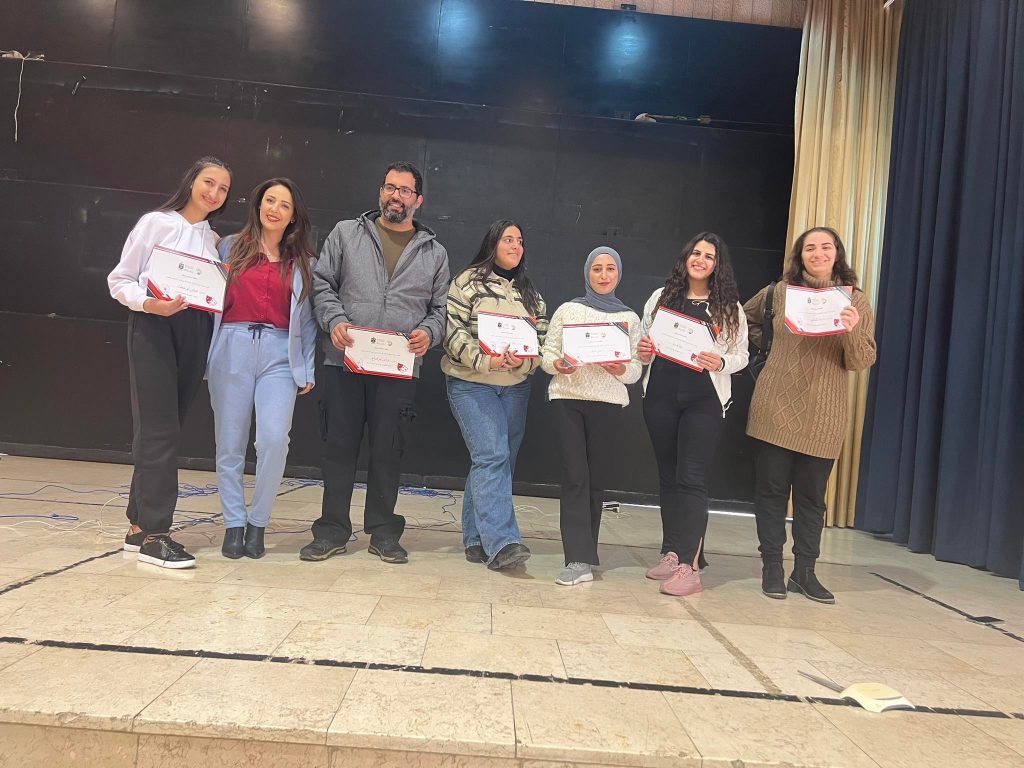 عرض مسرحية ترند على مسرح الجامعة