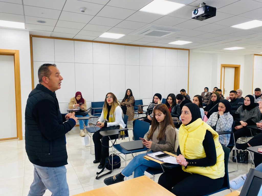 فوز طلبة الإعلام التفاعلي جامعة بيت لحم بجائزة تقديرية ونقدية في مجالات المبادرات المجتمعية