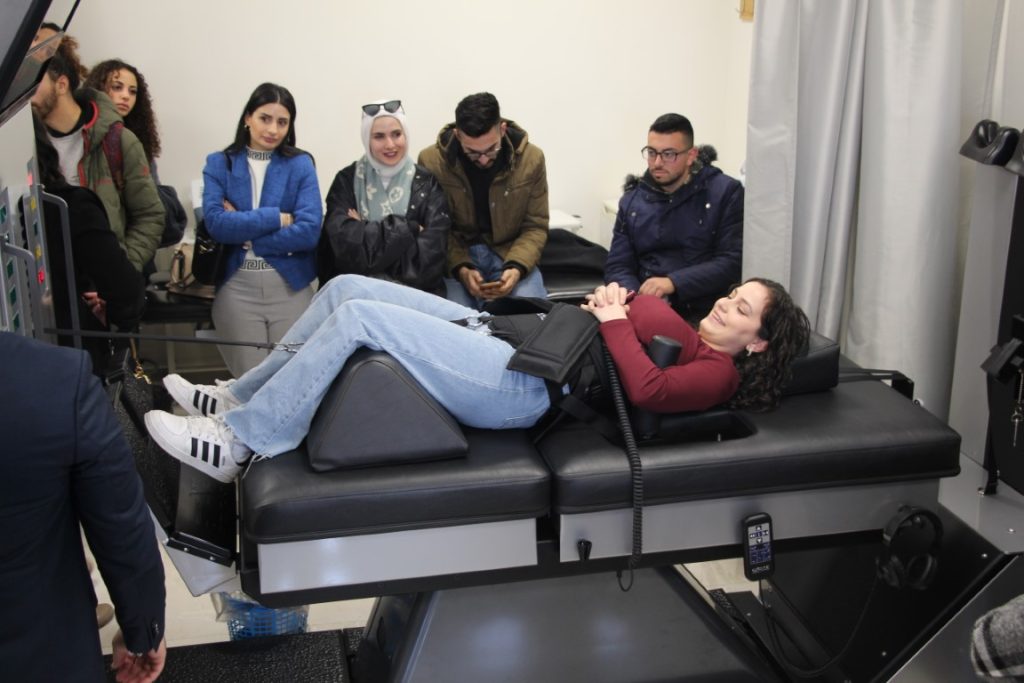 كلية التمريض في جامعة بيت لحم تبدأ العمل بجهاز لعلاج مشاكل العامود الفقري