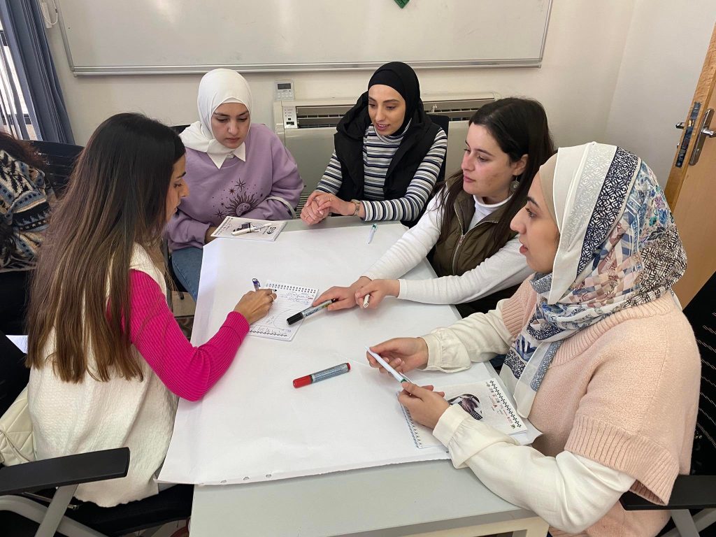 تدريب في المهارات الحياتية لخريجات الجامعة في شهر المرأة