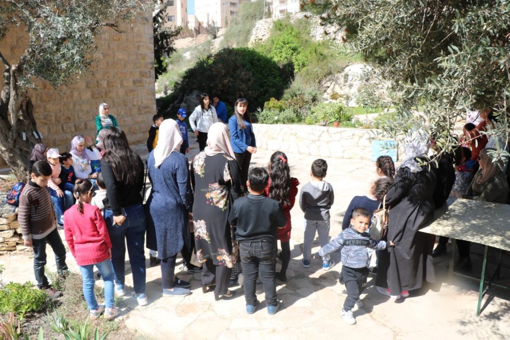 نشاطًا بيئيًا بمناسبة شهر المرأة لخريجات الجامعة وأطفالهن