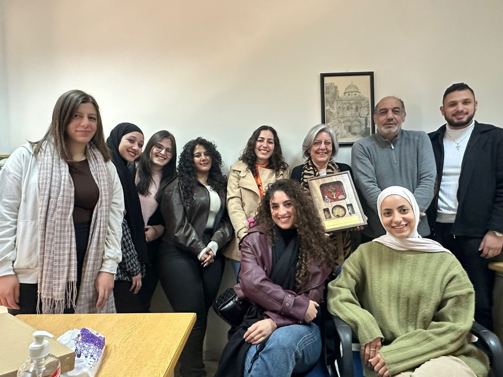 طلبة برنامج الاثار والتراث الثقافي يكرمون عميد وسكرتيرة كلية الآداب