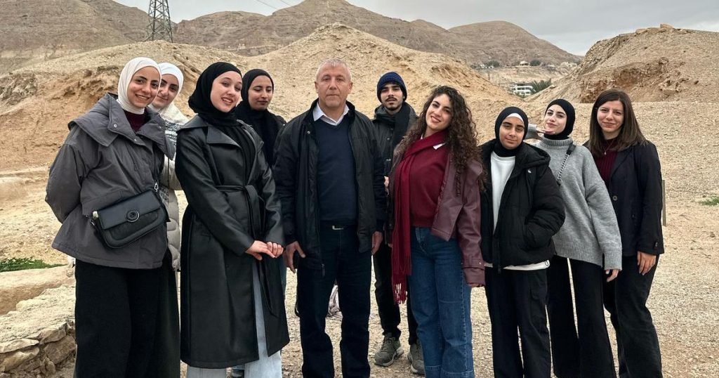 طلبة برنامج الاثار والتراث الثقافي زاروا موقع تل السلطان في أريحا 