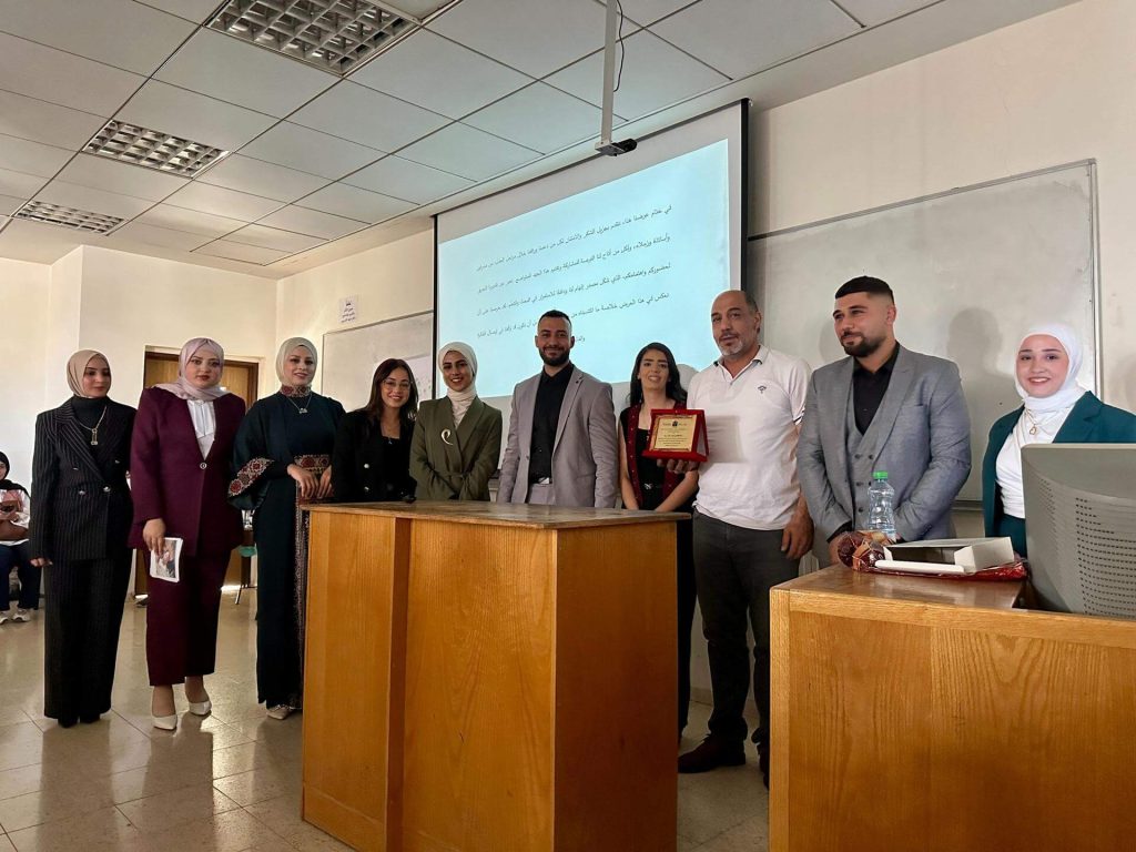 طلبة برنامج الآثار والتراث الثقافي يوثقون موقع خربة أبو حمامة الأثري