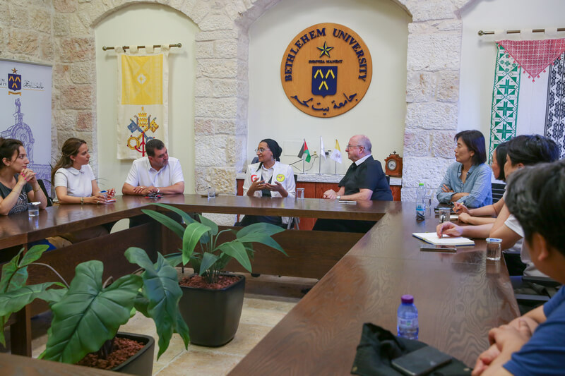 وفد كوري يزور مركز 