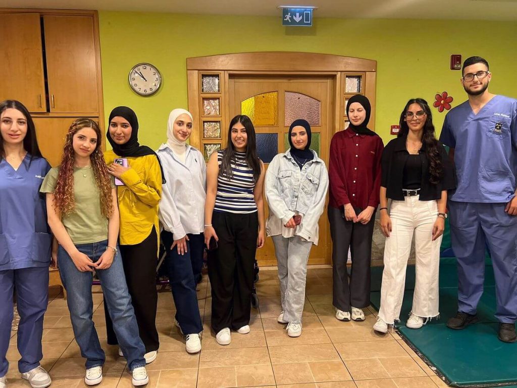 طلاب العلاج الطبيعي في زيارة إلى مؤسسة لايف غيت