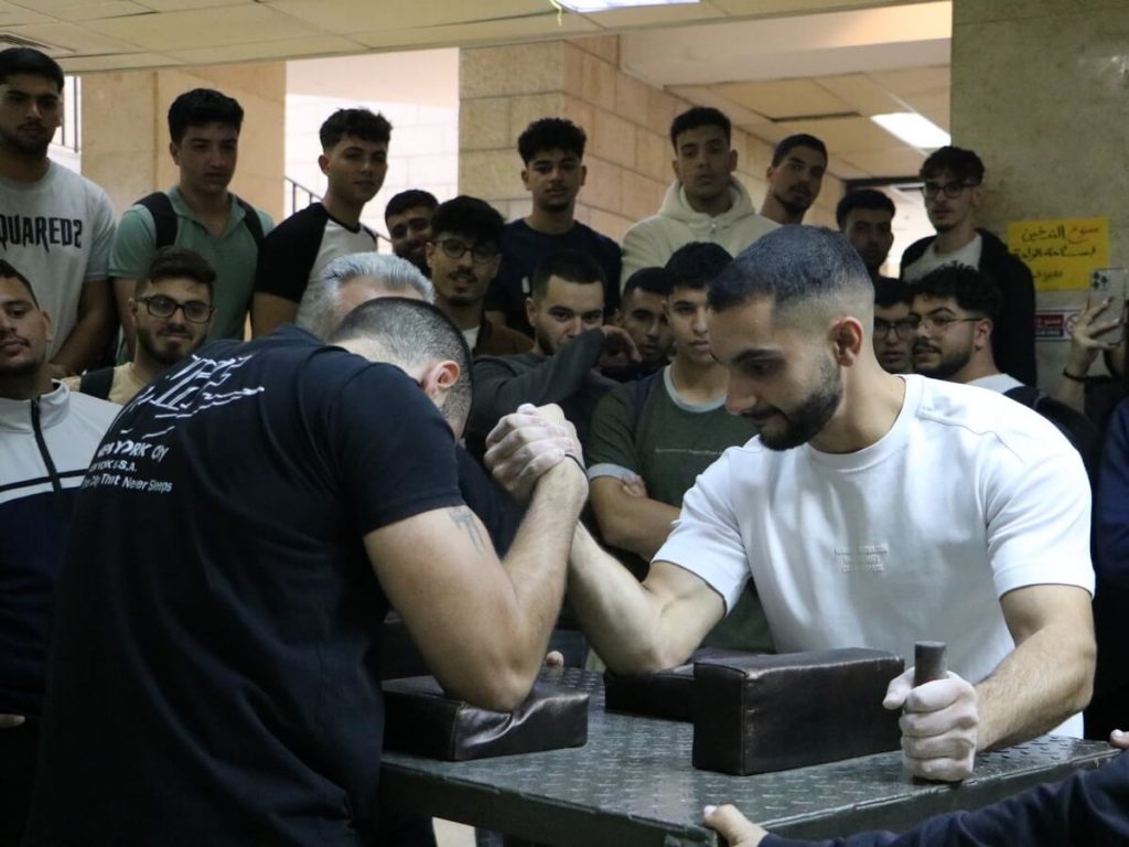 طلبة الجامعة يتنافسون في بطولة المقاصعة