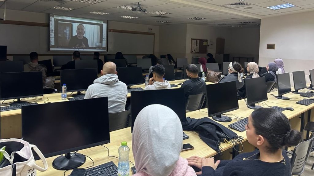 طلبة الاعلام التفاعلي يلتقون مع المصور والمخرج المقدسي فؤاد هندية