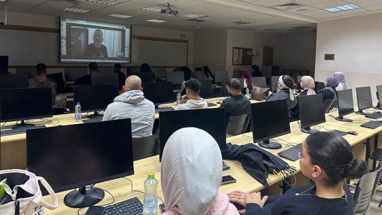 طلبة الاعلام التفاعلي يلتقون مع المصور والمخرج المقدسي فؤاد هندية